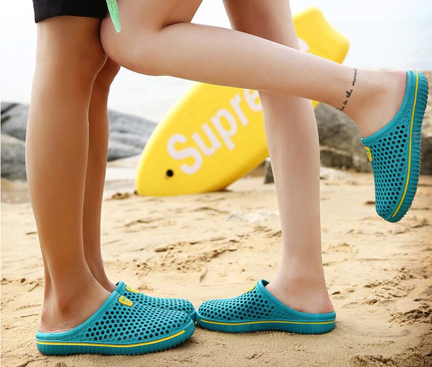 Kako biste spriječili gljivičnu infekciju, morate nositi papuče kada hodate plažom. 